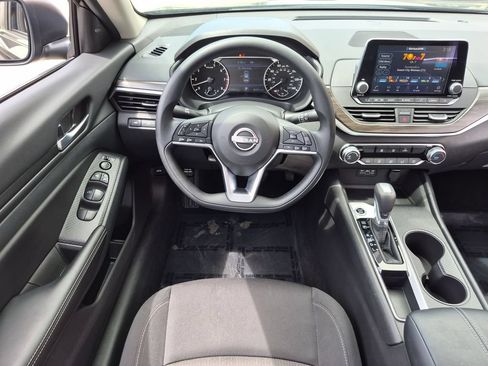 Used 2025 Nissan Altima 2.5 SV FWD image 36