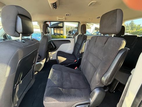 Used 2019 Dodge Grand Caravan SE w/ UConnect Hands-Free Group image 14