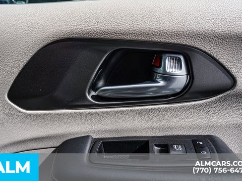 Used 2024 Chrysler Pacifica Touring-L FWD image 49