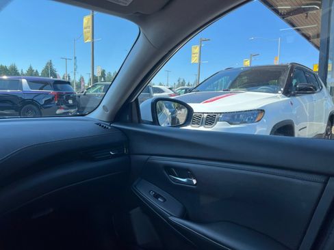 Used 2025 Nissan Sentra SV FWD image 30