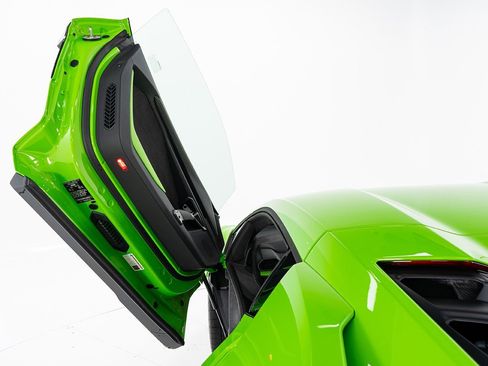 Used 2024 Lamborghini Revuelto image 10