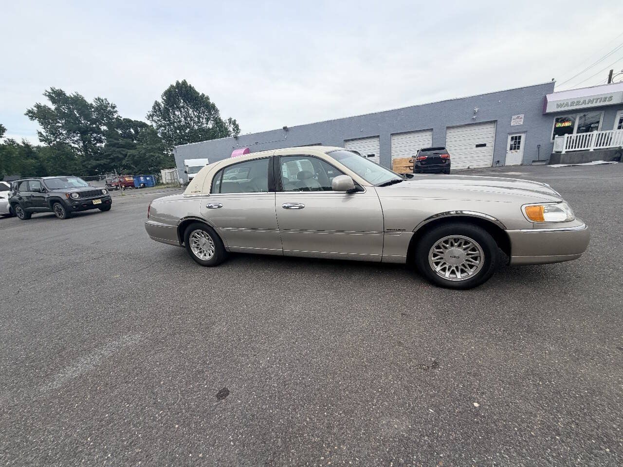 Used 1999 Lincoln Town Car Signature RWD image 25