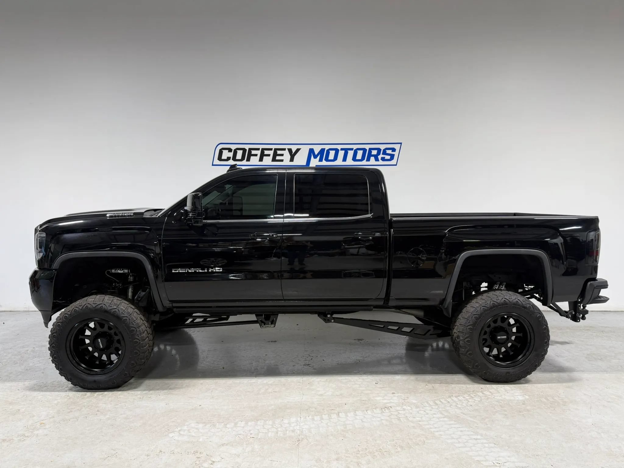 Used 2018 GMC Sierra 2500 Denali w/ Duramax Plus Package AWD/4WD image 3