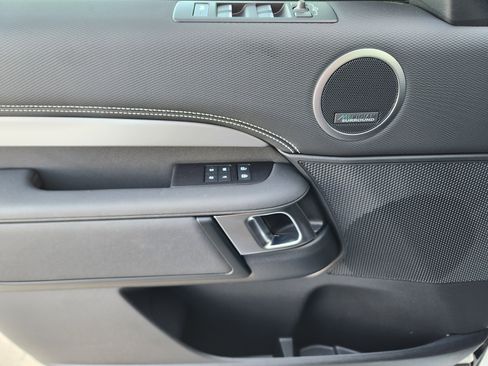 Certified 2025 Land Rover Discovery Dynamic SE image 24