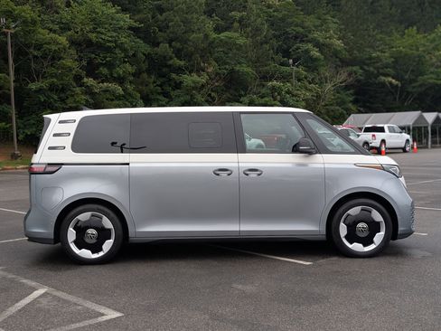 Used 2025 Volkswagen ID. Buzz Pro S Plus RWD image 10