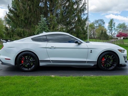 Used 2022 Ford Mustang Shelby GT500 w/ Technology Package RWD image 4