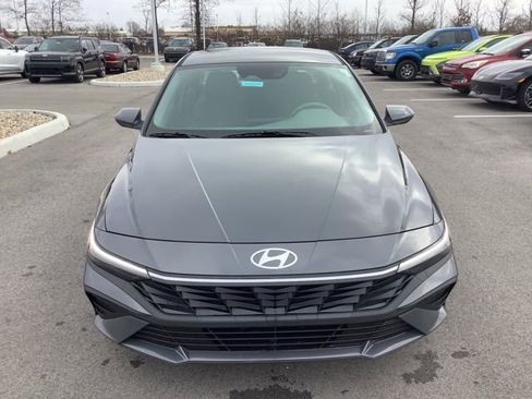Used 2025 Hyundai Elantra SE image 2
