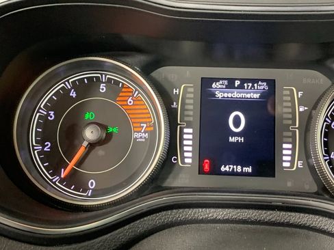 Used 2019 Jeep Cherokee Latitude Plus w/ Comfort/Convenience Group AWD/4WD image 22