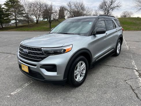 Used 2023 Ford Explorer XLT image 5