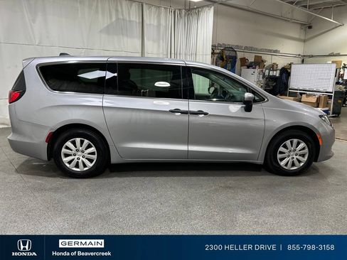 Used 2021 Chrysler Voyager L FWD image 9