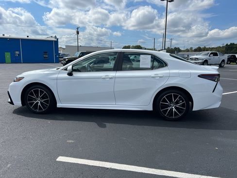 Used 2024 Toyota Camry SE image 12