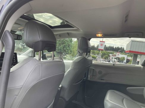 Used 2021 Toyota Sienna XLE FWD image 18