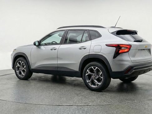 Used 2025 Chevrolet Trax LT FWD image 6