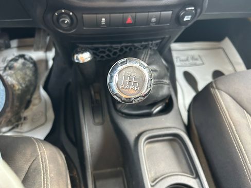 Used 2015 Jeep Wrangler Unlimited Sahara image 23