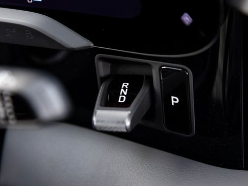 Used 2025 Porsche Taycan 4 image 18