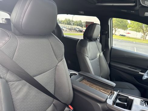 New 2025 Toyota Sienna Platinum image 38