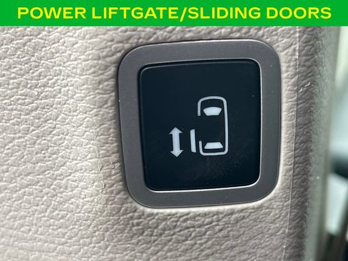 Used 2023 Chrysler Pacifica Touring-L FWD image 17