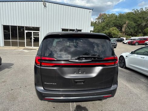 Used 2023 Chrysler Pacifica Touring-L FWD image 8