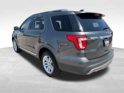 Used 2017 Ford Explorer XLT w/ Equipment Group 202A FWD image 5