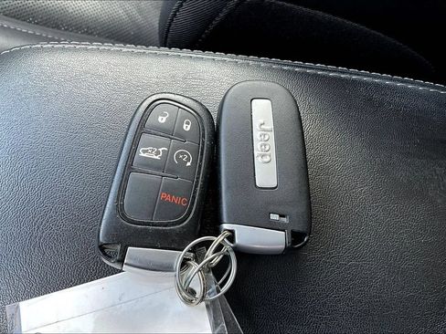 Used 2020 Jeep Cherokee Limited AWD/4WD image 10