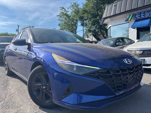 Used 2022 Hyundai Elantra SEL w/ Convenience Package FWD image 2