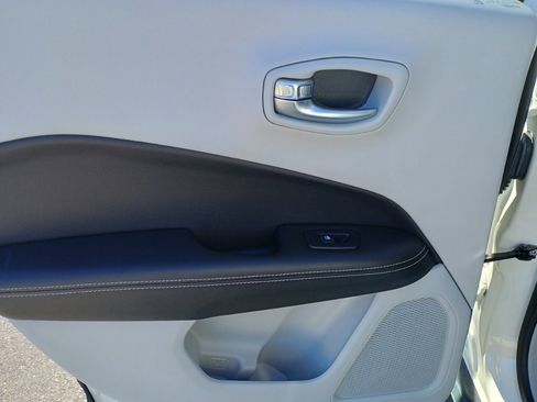 Used 2019 Jeep Compass Latitude image 15