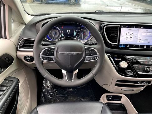 Used 2024 Chrysler Pacifica Touring-L image 17