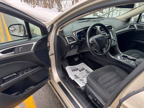 Used 2017 Ford Fusion SE w/ Fusion SE Technology Package image 9