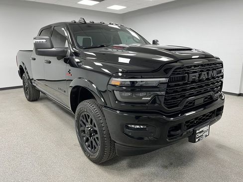 Used 2025 RAM 2500 Limited AWD/4WD image 2