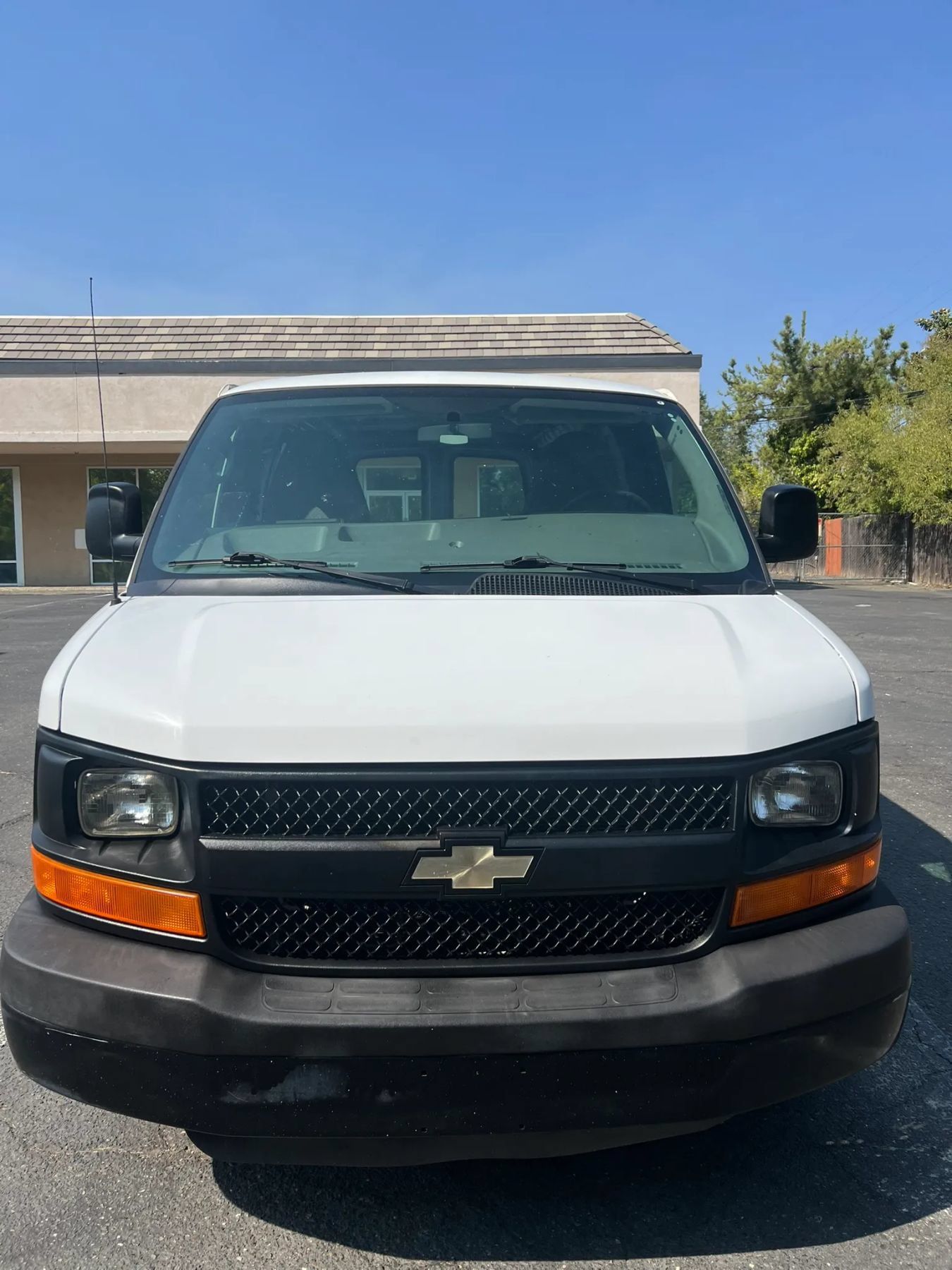 Used 2014 Chevrolet Express 2500 RWD image 2