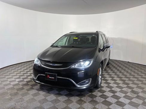Used 2018 Chrysler Pacifica Limited FWD image 3