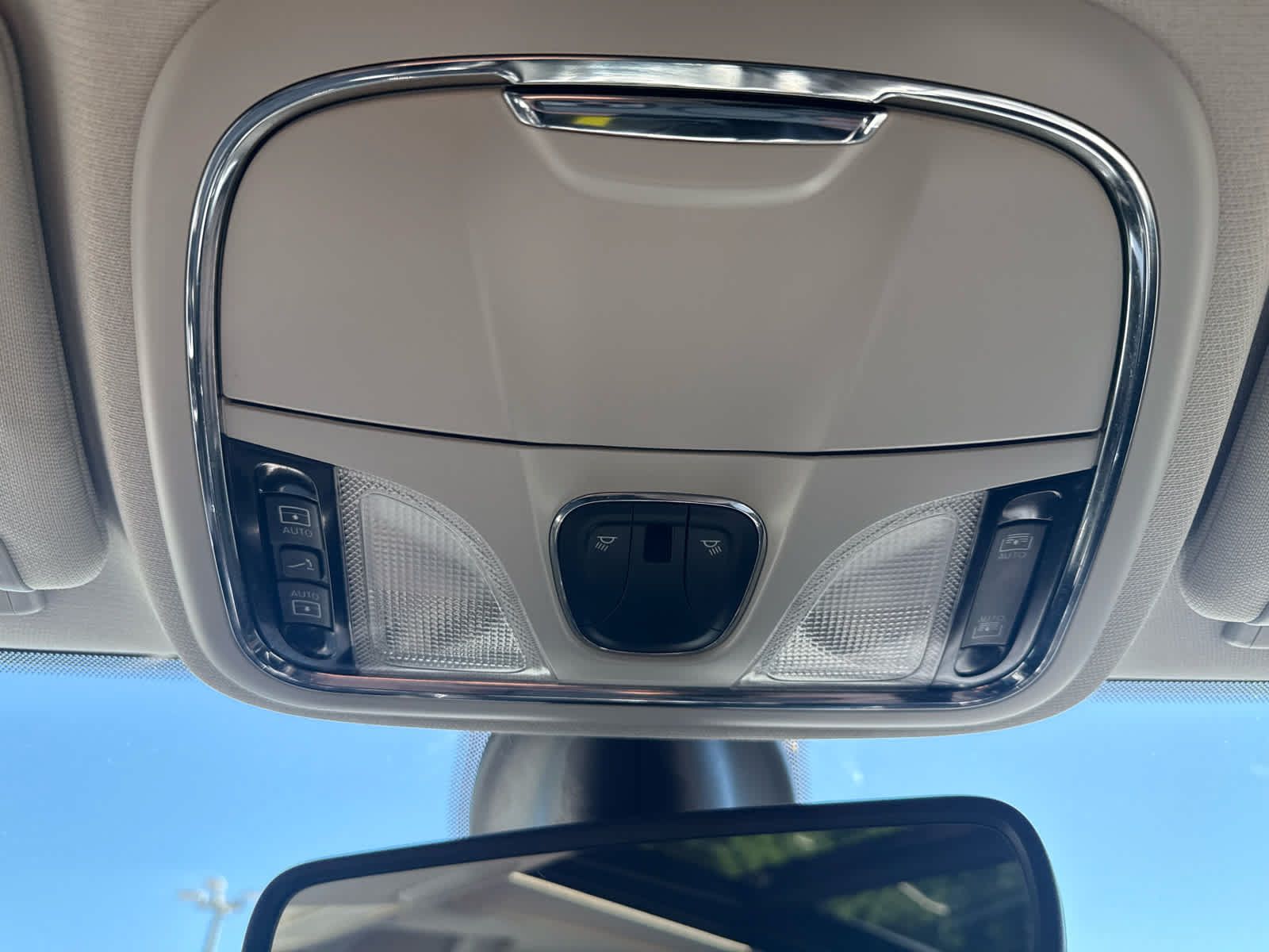 Used 2019 Jeep Cherokee Latitude Plus w/ Comfort/Convenience Group AWD/4WD image 24