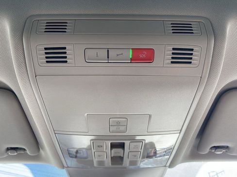 Used 2022 Volkswagen Taos SE w/ Panoramic Sunroof Package image 38