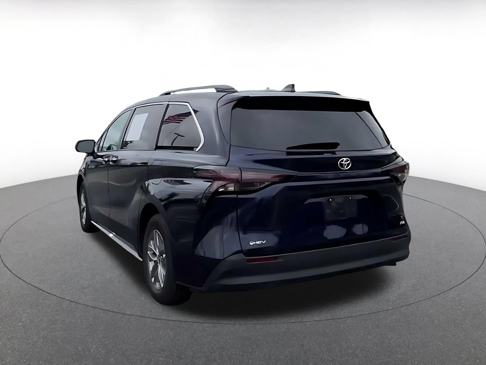 Used 2025 Toyota Sienna XLE FWD image 10