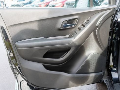 Used 2022 Chevrolet Trax LT w/ LT Convenience Package image 18