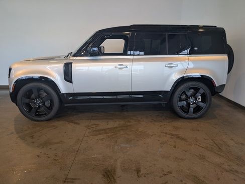 Used 2023 Land Rover Defender 110 X-Dynamic SE image 3