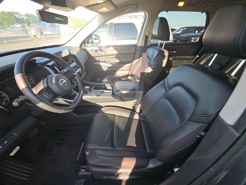 Used 2025 Nissan Pathfinder SL FWD image 12