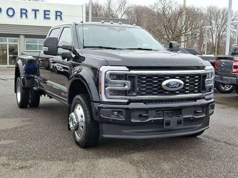 Certified 2025 Ford F450 Platinum w/ FX4 Off-Road Package image 2