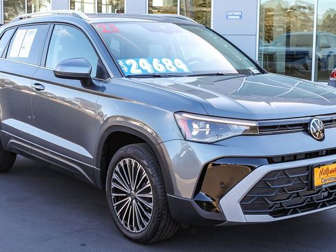 Used 2025 Volkswagen Taos SE image 3