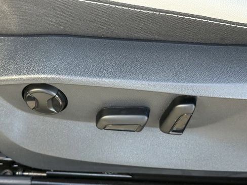 Used 2025 Volkswagen Taos SE image 13