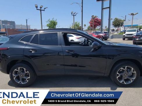Certified 2025 Chevrolet Trax LT FWD image 9