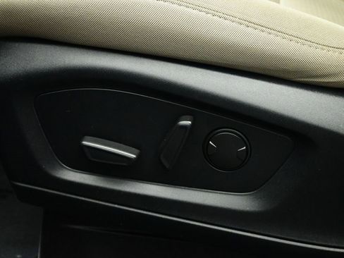 Used 2022 Ford Explorer XLT image 17