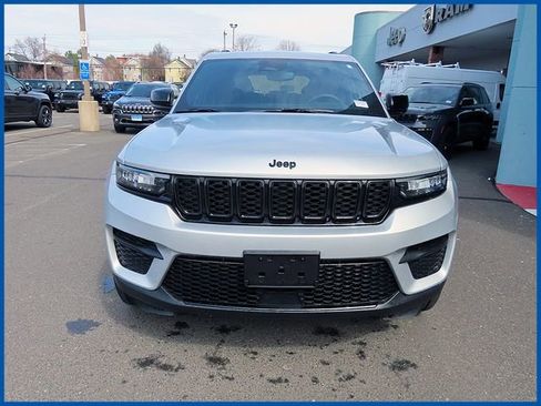 Used 2023 Jeep Grand Cherokee Altitude image 2