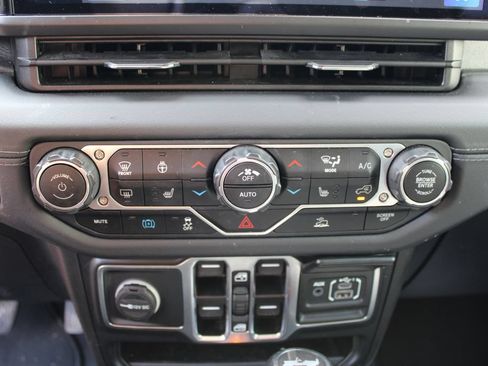 Used 2024 Jeep Wrangler Unlimited Sahara AWD/4WD image 16