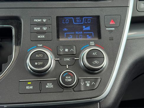 Used 2015 Toyota Sienna SE Premium image 28