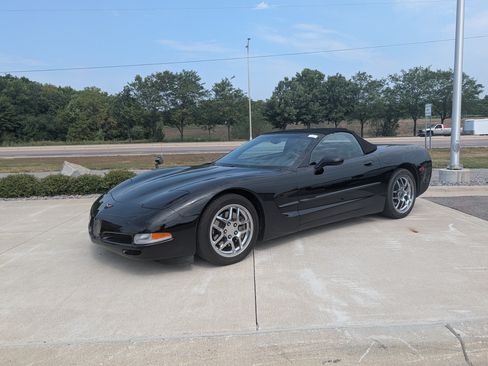 Used 2002 Chevrolet Corvette Convertible w/ Preferred Equipment Group2 RWD image 2