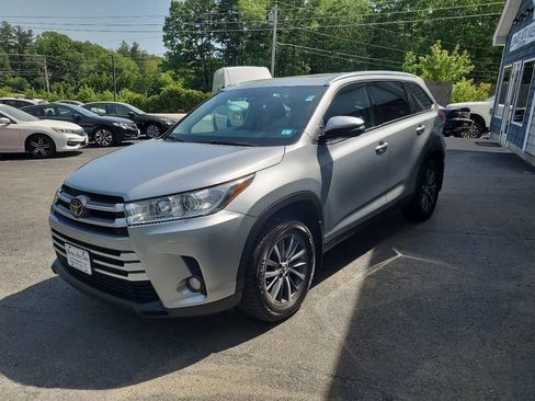 Used 2019 Toyota Highlander XLE AWD/4WD image 4