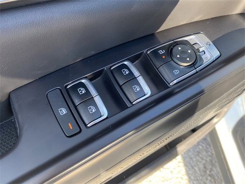 Used 2025 Kia Carnival SX w/ SX Dark Edition Package image 18