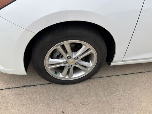 Used 2017 Chevrolet Cruze LT FWD image 5
