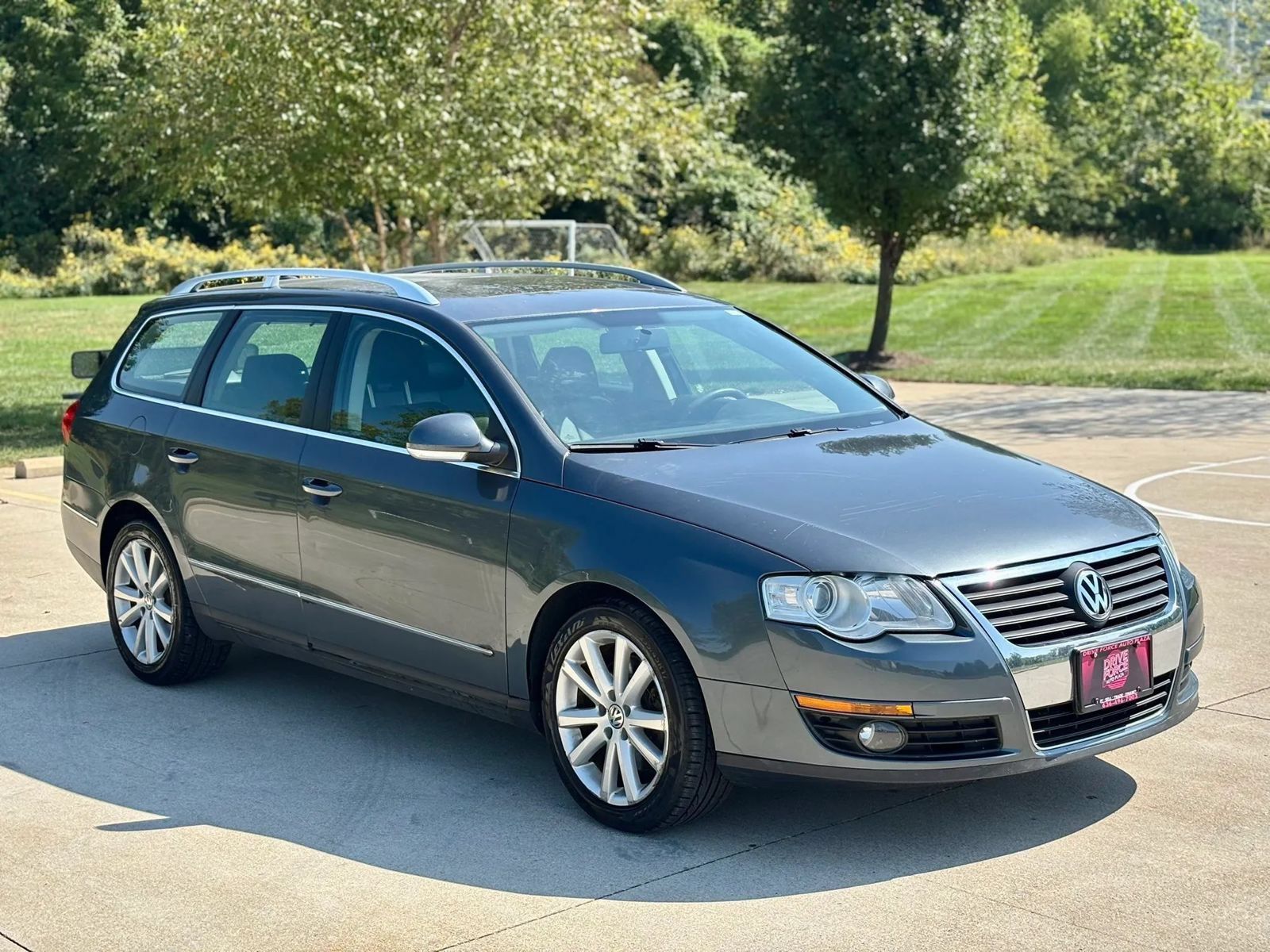 Used 2010 Volkswagen Passat Komfort FWD image 3